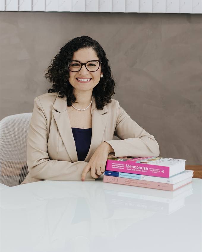 Dra. Thábata Lessa em consultório, em Ilhéus